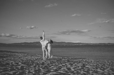 Çift sırları fantezi. Balayı, sadece evli kavramı. Dans, Çift tatilde mutlu kadın ve erkek. İki sevgi sahil, deniz kıyısı çalıştıran sonra. Yürüme, eğlenceli, deniz ve manzarası olan aşık çift