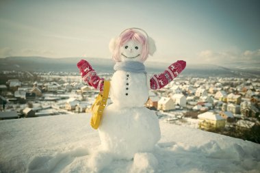 Mutlu yeni yıl kardan adam ile. Snowmans mutlu çift. Snowmans kutlama. Kardan adam pembe peruk, eldiven ve atkı.