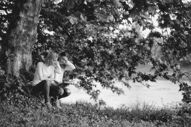 İki genç kız kitap okumak