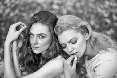 İki kız yaz günün tadını çıkarın.