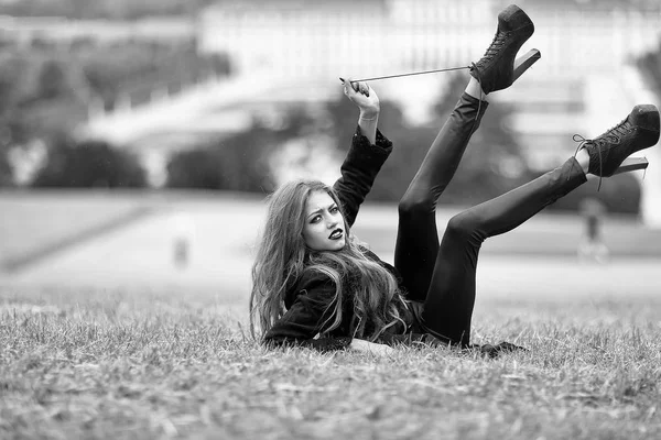Elegante chica joven en la hierba — Foto de Stock