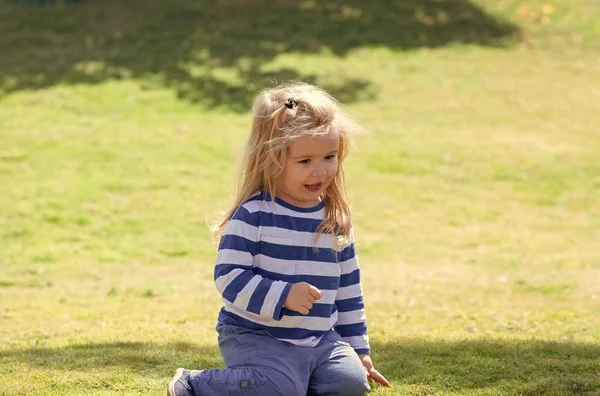 Kinderen spelen - gelukkig spel. Kid met blond haar op idyllische zonnige dag — Stockfoto