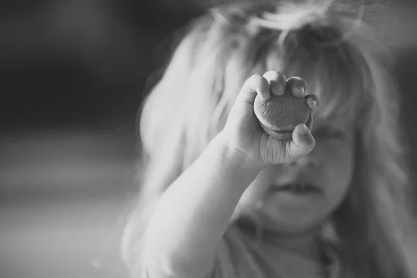 Kind jeugd kinderen geluk Concept. Kinderachtig hand met koekjes houden door de vingers van de kleine jongen — Stockfoto