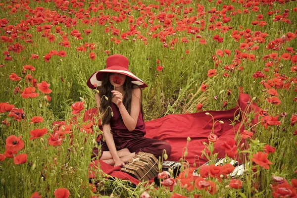 De schoonheid van de gezicht van de vrouw. Journalistiek en schrijven, zomer. — Stockfoto