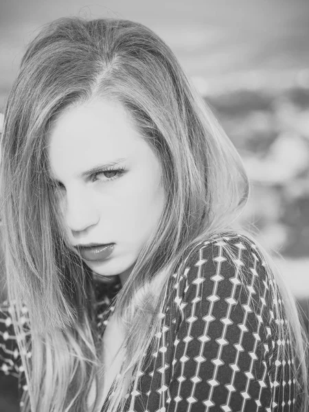 Beauté du visage de femme. Fille posant avec de longs cheveux blonds — Photo