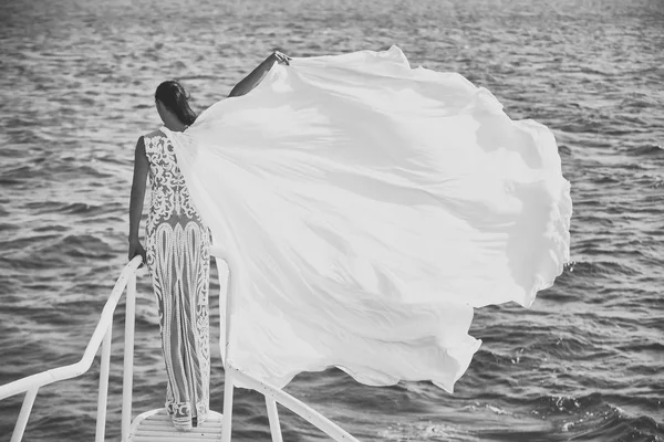 Una mujer sensual. Chica en vestido de novia blanco, vista trasera . —  Fotos de Stock