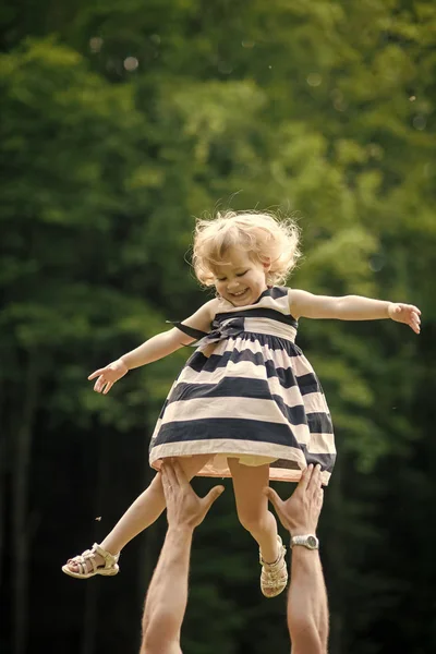 Meisje glimlach vliegen naar vader handen — Stockfoto