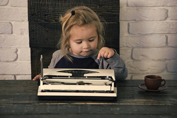 Děti hrají - šťastný hra. obchodní kid nebo malé dítě chlapec nebo podnikatel s psacím strojem — Stock fotografie