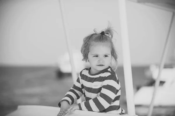 Kind Kindheit Kinder Glückskonzept. Seereise und Kreuzfahrt. — Stockfoto