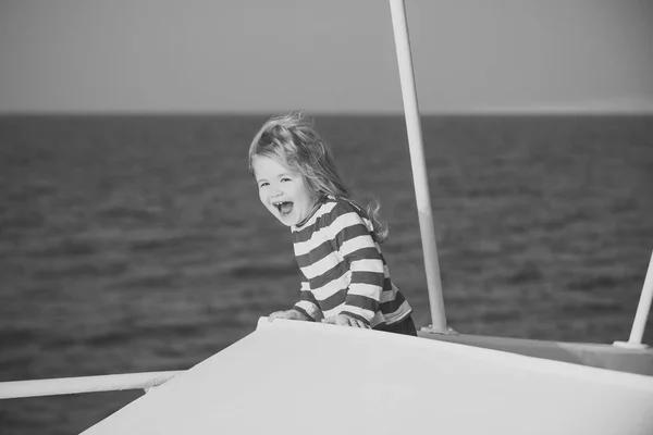 Enfant Enfance Enfants Bonheur Concept. Enfant en chemise rayée bleue et blanche sur bateau . — Photo