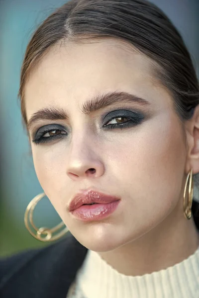 Glückliche Frau. Mädchen oder Frau mit Make-up im Gesicht tragen goldene Ohrringe — Stockfoto