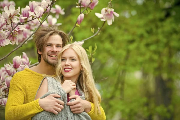 Romantisches Paar auf dem Bett liegend. Dating-Paar verliebt in lächelndes Mädchen und Mann — Stockfoto