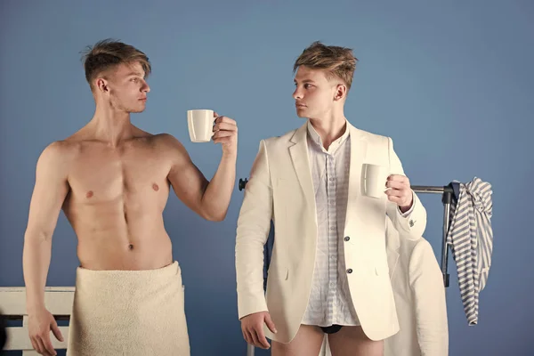 Hommes posant avec des tasses — Photo