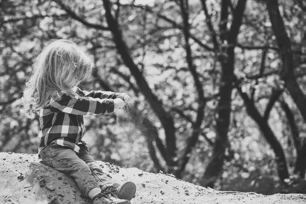 Barn enyoj glad dag. Barn spela i sand i vår eller sommar park — Stockfoto