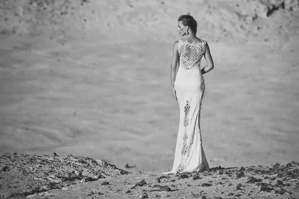 感性性感的女人。穿着白色性感连衣裙的女人或女孩站在沙丘上 — 图库照片