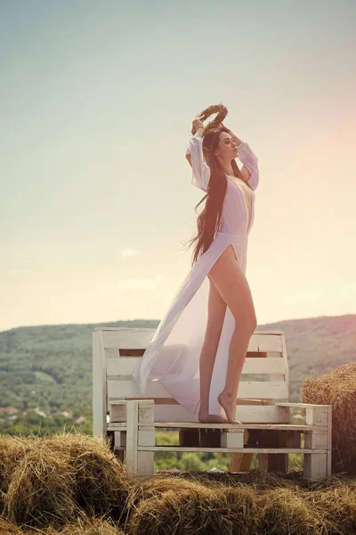 Het lichaam van de sensuele vrouw. Vrouw met lange haren op zonnige dag op berglandschap — Stockfoto