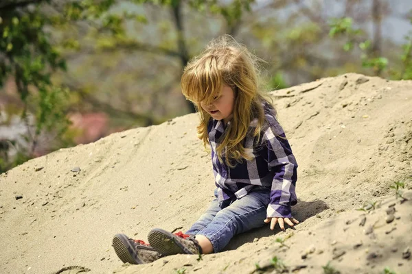 Les enfants enyoj jour heureux. Toddler glisser de pile de sable sur une journée ensoleillée idyllique — Photo