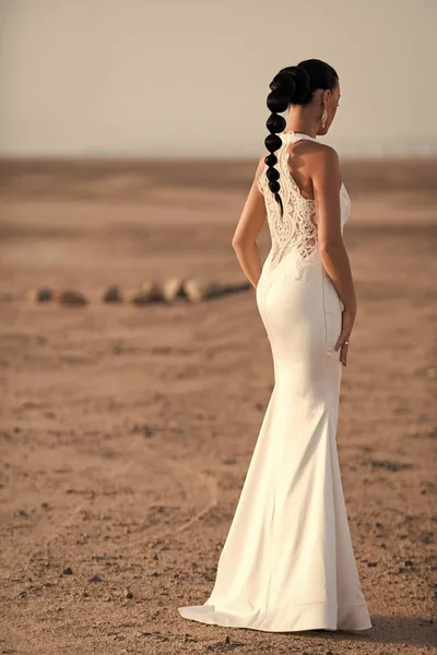 Woman face beauty. Woman posing in desert, back view — Stock Photo, Image