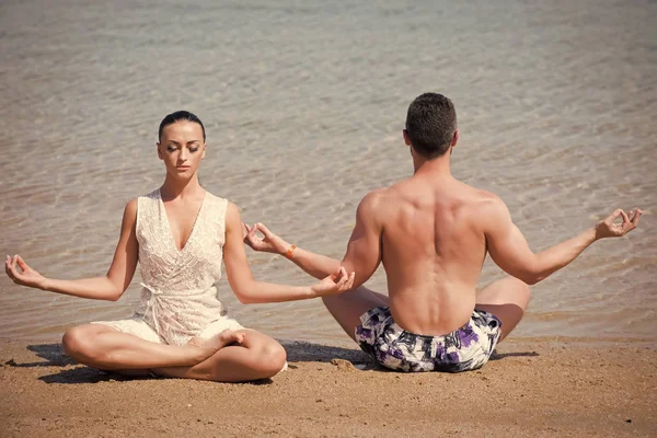 Un par de secretos de fantasía. pareja de musculosos hombre y mujer meditando, pose de yoga, amor —  Fotos de Stock