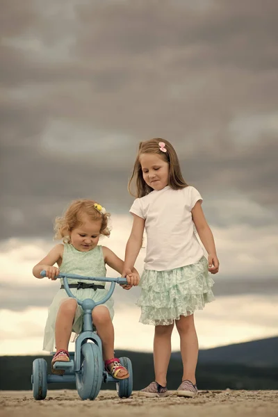 Kinderen spelen - gelukkig spel. Reizen, avontuur, wanderlust — Stockfoto