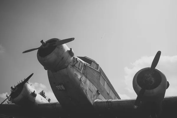 Forces aériennes, aéronefs, histoire, progrès, développement. Ancien avion grunge texturé, fond bleu ciel. Ancien avion incapable de voler, stands dans le musée de l'aviation ou dépotoir, centre de recyclage — Photo