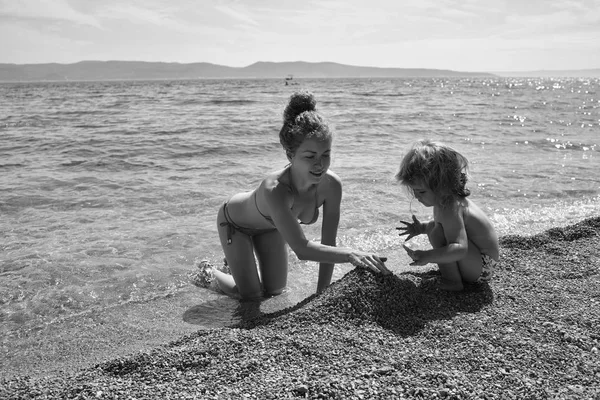 Bambini enyoj giorno felice. madre e figlio sulla spiaggia — Foto Stock