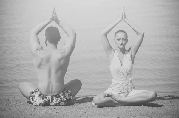 Prelúdio - casal apaixonado. homem e mulher meditando, ioga pose, casal apaixonado — Fotografia de Stock