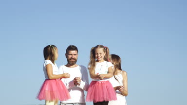 mutlu bir aile. . Beyaz renkler ile oynayan çocuklar. Beyaz çocuk bayram - renkler festival kutluyor.