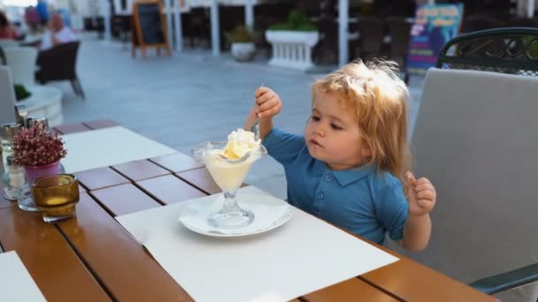 Chico feliz divirtiéndose. Concepto de Felicidad Infantil Infantil. Dulce niño comiendo helado. . — Vídeos de Stock