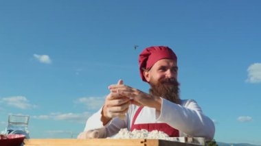 Temiz hava pişirme sakallı Şef. Baker fırın ekmek. Hamur yoğurma Baker