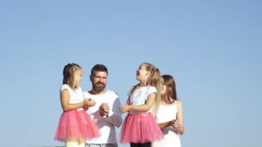 Festival renkler. Beyaz renkler ile oynayan çocuklar. Beyaz çocuk bayram - renkler festival kutluyor.