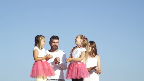 Festival des couleurs. Les enfants caucasiens jouent avec les couleurs. Enfants caucasiens célébrant holi - festival des couleurs . — Video