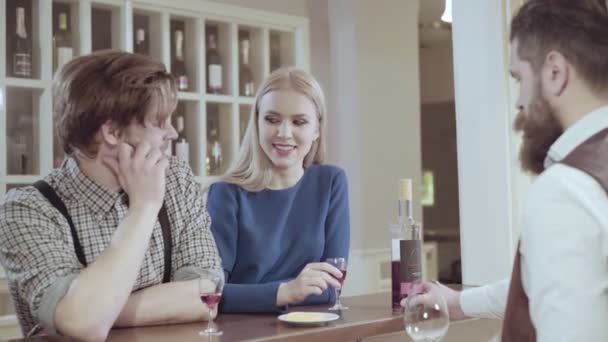 Atractiva y elegante pareja joven bebiendo un cóctel en el restaurante. Hermosa pareja amorosa coqueteando en un café. Amor y romance. Concepto de estilo de vida — Vídeos de Stock