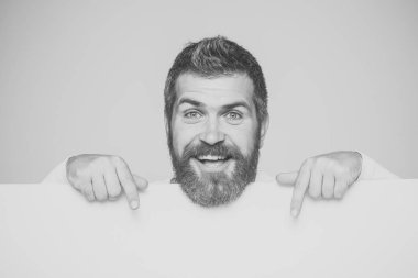 Erkek Bakım iyileştiriyor. mutlu yüz kağıt ile uzun sakallı