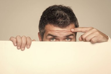 Adam yakışıklı bir yüz. Duygu ve duygular.