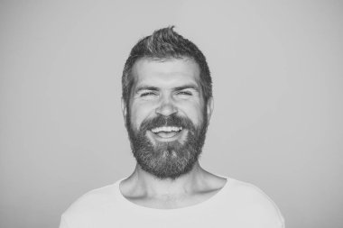 Adam yakışıklı bir yüz. Adam uzun sakal ve bıyık.