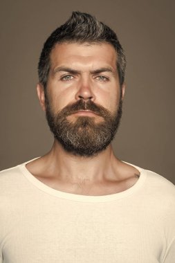 Adam yakışıklı bir yüz. Duygu ve duygular.