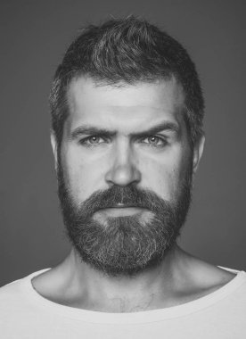 Adam yakışıklı bir yüz. Duygu ve duygular.