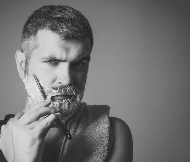 Adam yakışıklı bir yüz. Ciddi hipster berber, yeni teknoloji.