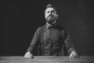 Adam kameraya bakıyor. Yakışıklı adam yüz. Yöneticisi üzerinde ciddi bir yüz sakallı