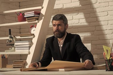 Mutlu adam. Profesör emin yüz ifadesi ile masa başında oturur