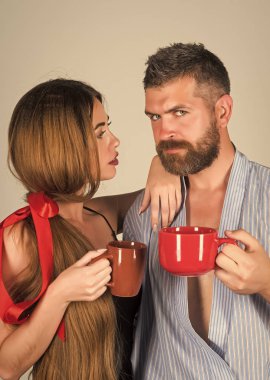 Tutkulu çift öpüşme, erkek ve kız. Erkek ve kadın kırmızı süt Kupası ile aile.