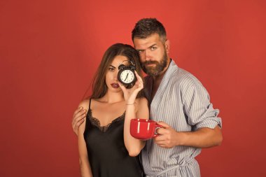 Tutkulu çift öpüşme, erkek ve kız. Erkek ve kadın Kupası ve çalar saat ile aile.