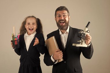 Çocuklar oynarken - mutlu oyun. Baba ve gri arka plan üzerinde iyimser yüzleri ile kız öğrenci