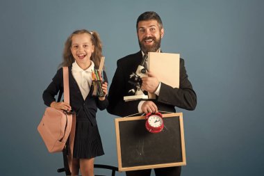 Yüz çocuk dergisinin kapağı için. Kız çocuklar senin advertisnent portre yüz. Baba ve kız öğrenci ile mavi arka plan üzerinde neşeli yüzler