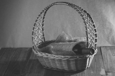 Şişe şarapla sepeti