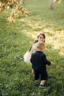 Çocuklar oynarken - mutlu oyun. Çocuk, çocukluk, Aile