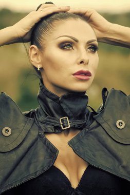 Bayan sırları. Deri bisikletçinin ceket kadında