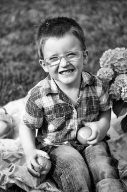 Oyuncaklarla oynayan çocuklar. Komik çocuk açık