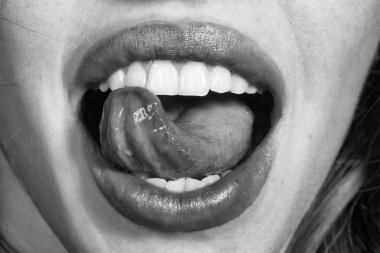 Kadın yüz güzellik. Diş kadın gülümseme